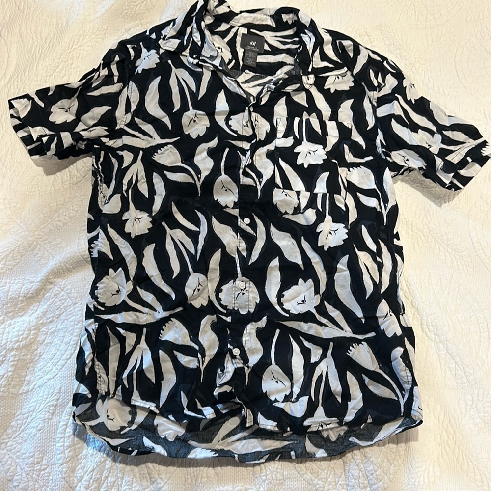 H&M floral men’s black and white button up
